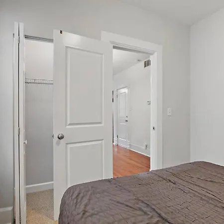 Urban Chic Logan Square Retreat With Free Parking Apartment *