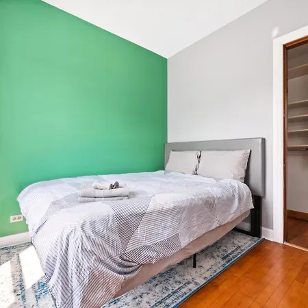 Wrigley 2br, 1ba With Free Parking Chicago
