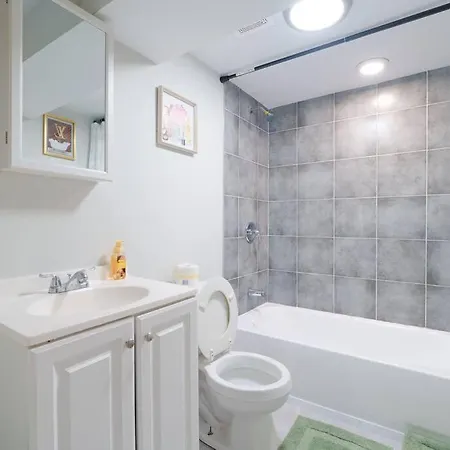 Spacious 4br Retreat In Vibrant Woodlawn Near Uchi Apartment
