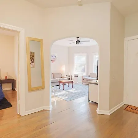 Spacious 4br Retreat In Vibrant Woodlawn Near Uchi Apartment Chicago