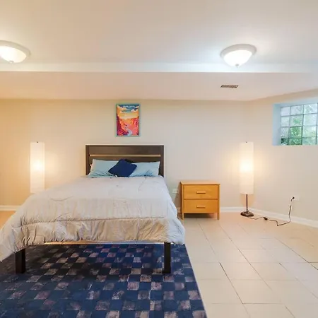 Spacious 4br Retreat In Vibrant Woodlawn Near Uchi Apartment
