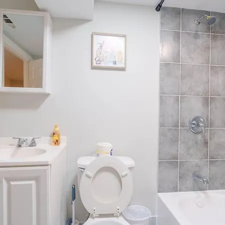 Spacious 4br Retreat In Vibrant Woodlawn Near Uchi Apartment *
