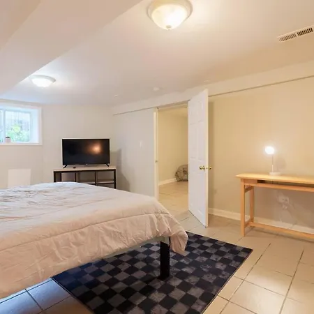 Spacious 4br Retreat In Vibrant Woodlawn Near Uchi Apartment *