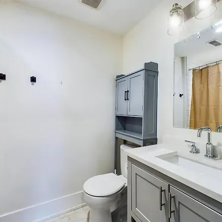 10 Mins From Bull's Nest The Retreat Apartment Chicago