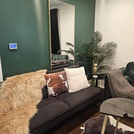10 Mins From Bull's Nest The Retreat Apartment Chicago
