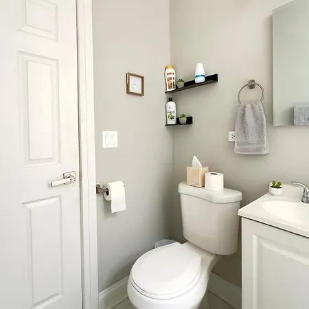 Modern 2br, Ideal Location Near Local Spots Chicago