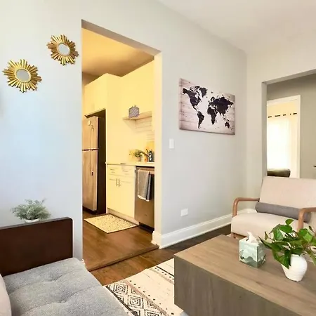 Modern 2br, Ideal Location Near Local Spots Apartment Chicago