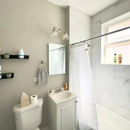 Modern 2br, Ideal Location Near Local Spots Chicago