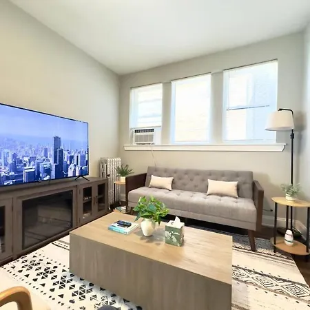 Modern 2br, Ideal Location Near Local Spots Chicago