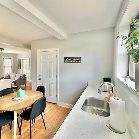 Apartment Cozy Retreat, Prime Location Near Loyola & Beach!