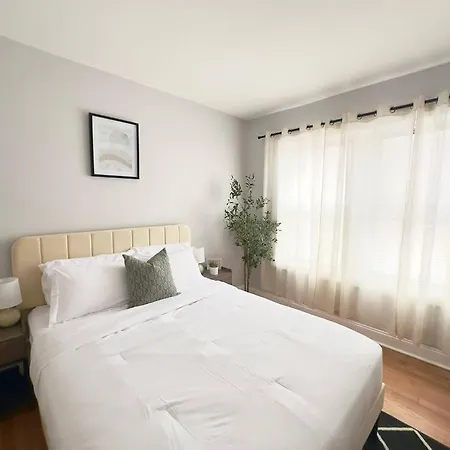 Cozy Retreat, Prime Location Near Loyola & Beach! * Chicago