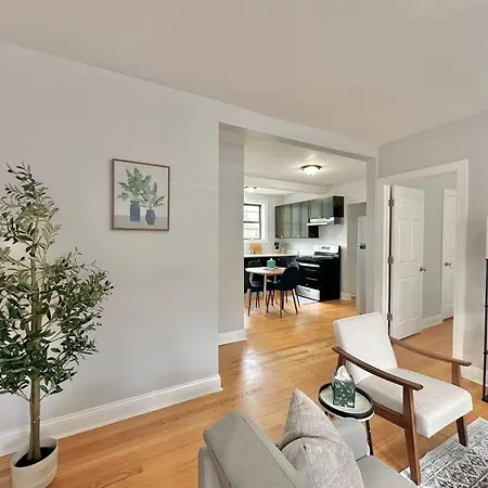 Cozy Retreat, Prime Location Near Loyola & Beach!