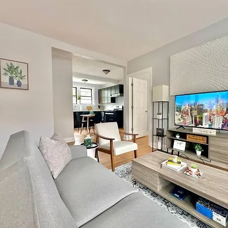 Apartment Cozy Retreat, Prime Location Near Loyola & Beach!