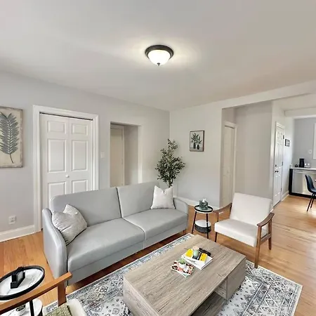 Apartment Cozy Retreat, Prime Location Near Loyola & Beach!