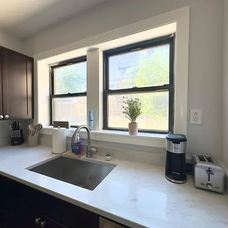 Comfy Retreat In Rogers Park, Prime Location! Apartment *