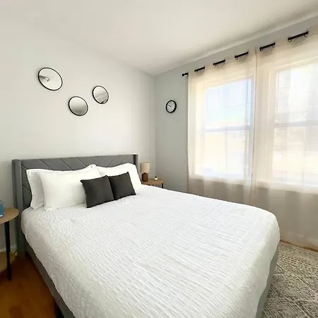 Comfy Retreat In Rogers Park, Prime Location! *