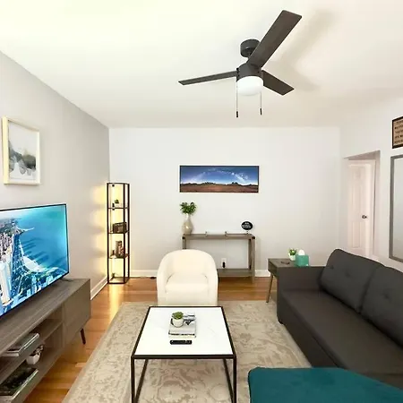 Comfy Retreat In Rogers Park, Prime Location!