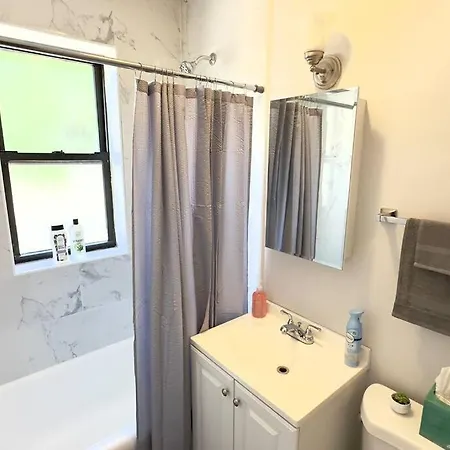 Comfy Retreat In Rogers Park, Prime Location! Apartment