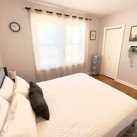 Comfy Retreat In Rogers Park, Prime Location!