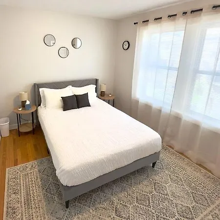Comfy Retreat In Rogers Park, Prime Location!