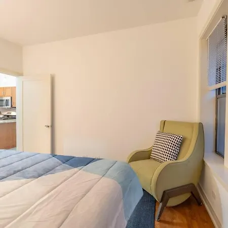 3br Prime Hyde Park Location Near Uchicago And Dining Apartment Chicago
