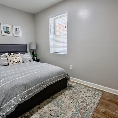 Stylish & Bright Gem Overlooks Lovely Park With Great Amenities Apartment Chicago