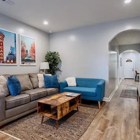 Apartment Stylish & Bright Gem Overlooks Lovely Park With Great Amenities Chicago