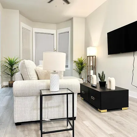 Apartment 1f Modern Comfort In The Chicago