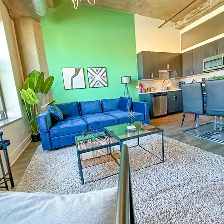 Modern 2br With Skyline View, Optional Parking & Gym Access Near Mccormick, Museum Campus, Grant Park & Soldier Field Chicago