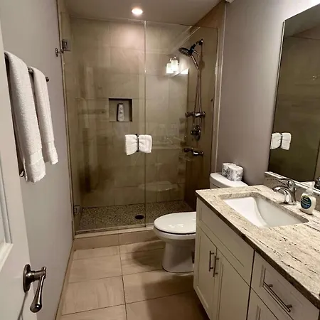 Private Balcony 1 Garage Parking Sleeps 6 Apartment *