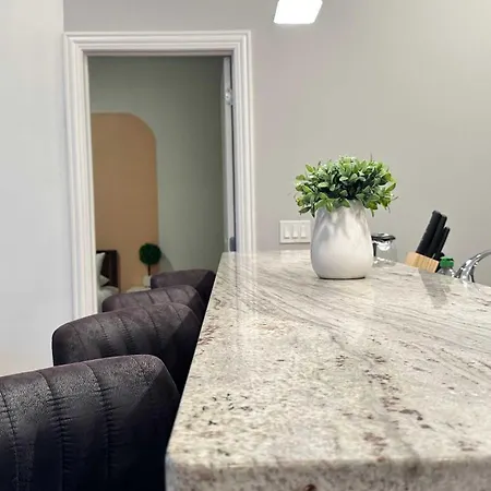 Private Balcony 1 Garage Parking Sleeps 6 Apartment *