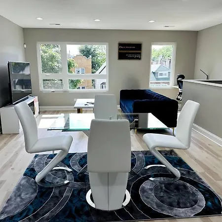 Wonderful And Cozy Top Unit Apartment Chicago