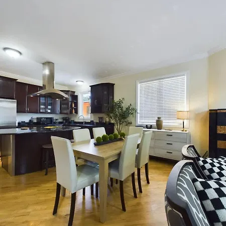 Holiday home Luxe 4br With Hot Tub & Game Chicago