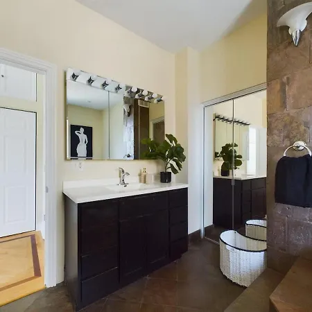 Luxe 4br With Hot Tub & Game Holiday home Chicago