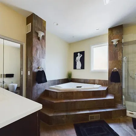 Holiday home Luxe 4br With Hot Tub & Game