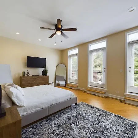 Holiday home Luxe 4br With Hot Tub & Game Chicago