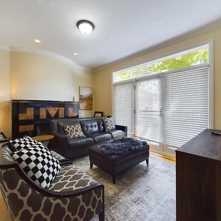 Holiday home Luxe 4br With Hot Tub & Game Chicago