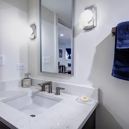 Stylish 2br Stunner In Unbeatable Location Apartment Chicago