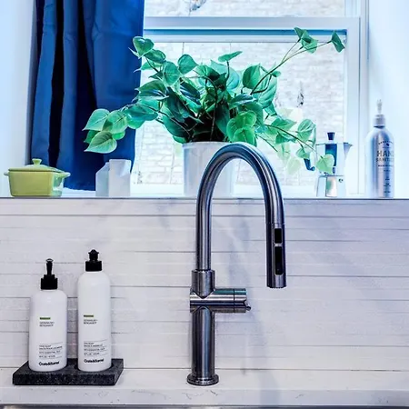 Stylish 2br Stunner In Unbeatable Location Apartment