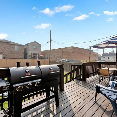 Spacious Luxury Retreat 8 Bed Oasis With 6 Baths Chicago