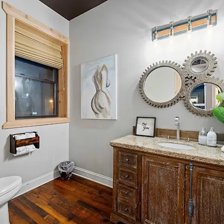 Mid-century Gem By United Center Holiday home