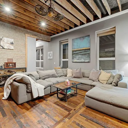 Mid-century Gem By United Center Holiday home Chicago