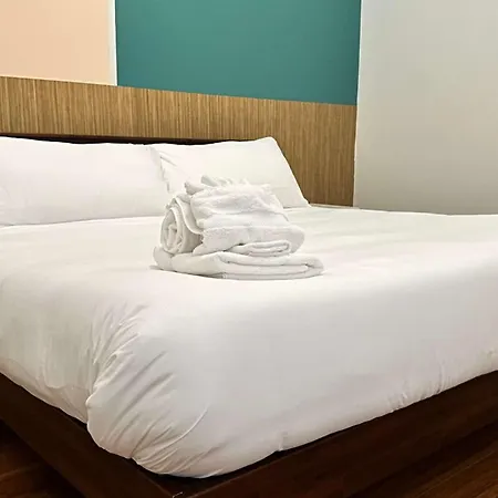 Chic 2 Bedroom 1 Parking Sleeps 6 *