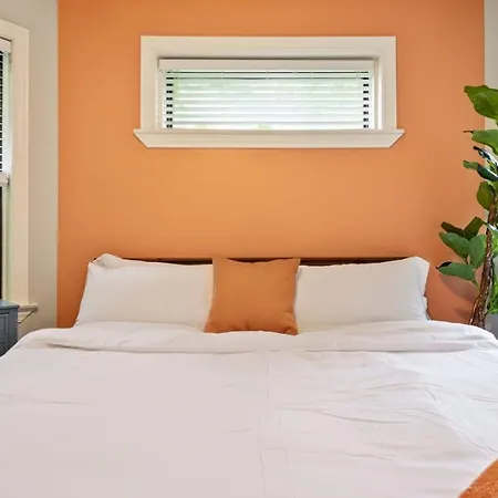 Designer 10 Min Walk To Wrigley Apartment *