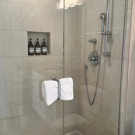 Chic 2 Bedroom 1 Parking Sleeps 6