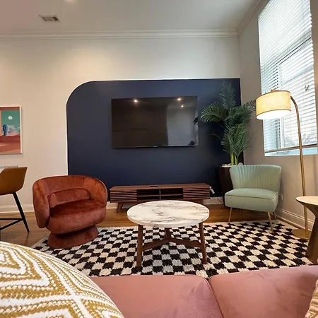 Chic 1 Bedroom W Parking Apartment