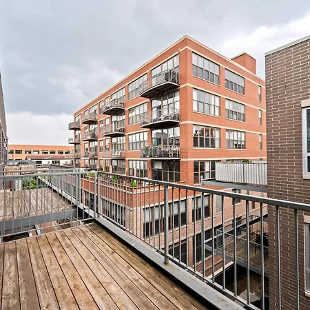 Apartment Gym Garage Parking Balcony Sleeps 6 Chicago