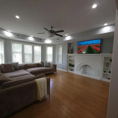 Beautiful Big 3 Bedroom Quiet Near Downtown Chicago