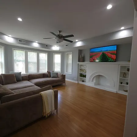 Beautiful Big 3 Bedroom Quiet Near Downtown Chicago