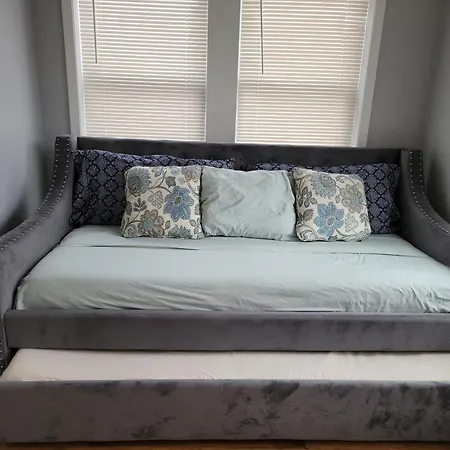 Beautiful Big 3 Bedroom Quiet Near Downtown Apartment *